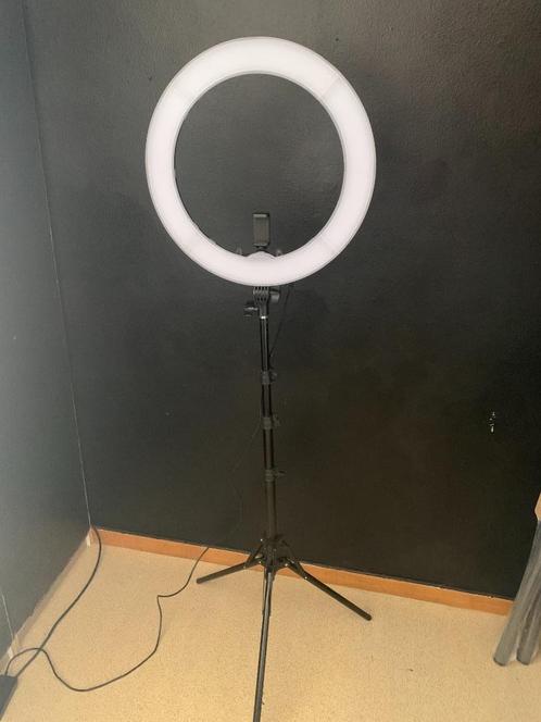 Ring Light Neewer 18 pouces (45cm) LED + trépied + sac, TV, Hi-fi & Vidéo, Photo | Studio photo & Accessoires, Utilisé, Lampe ou Kit de flash