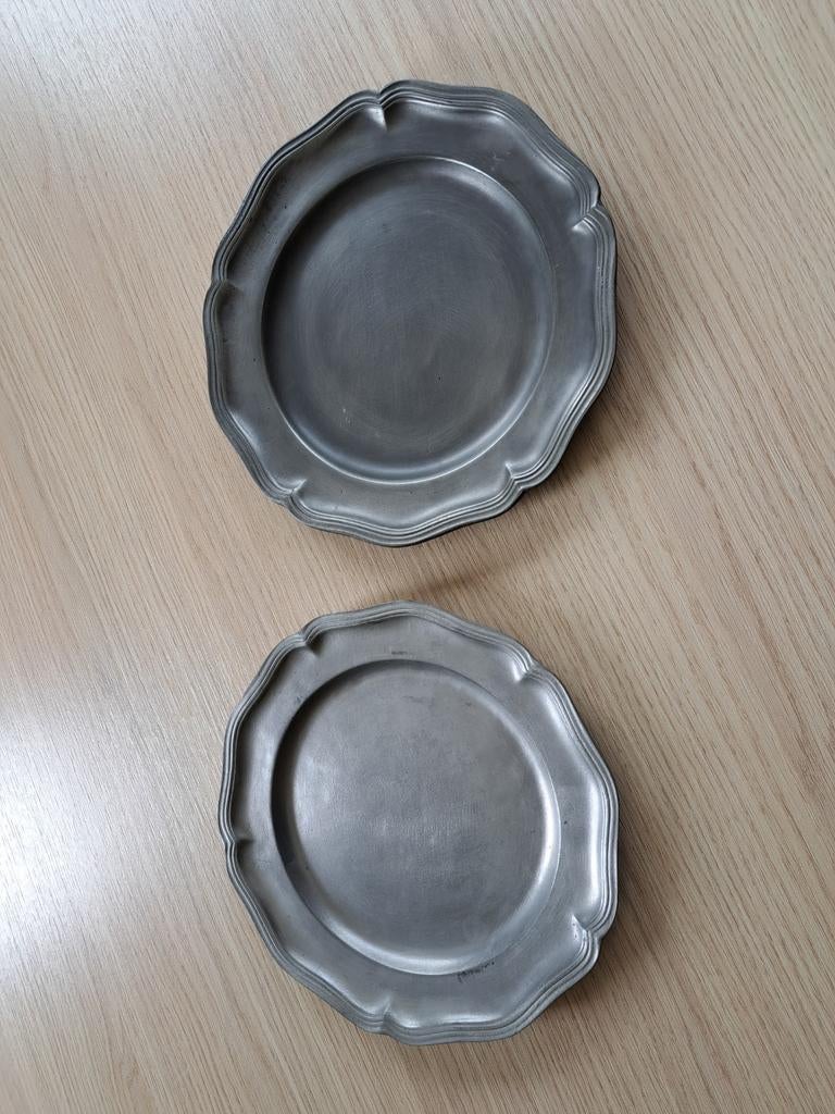 2 assiettes en étain, Enlèvement