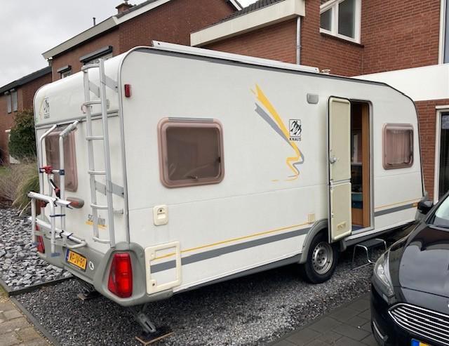 Knaus Sudwind 450 Caravan, Caravanes & Camping, Caravanes, Particulier, jusqu'à 4, 1000 - 1250 kg, Banquette en rond, Knaus, Grand lit