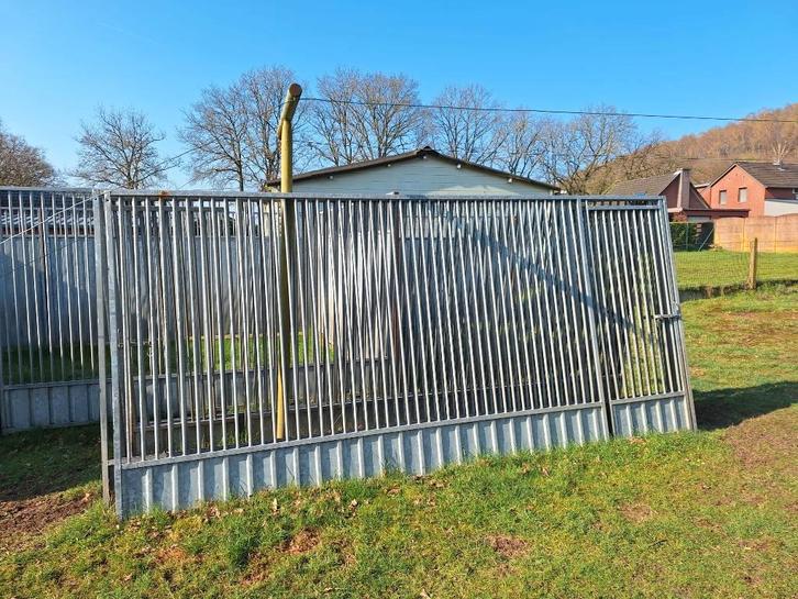 Clôture - panneaux de chenil - avec porte, Jardin & Terrasse, Clôtures de jardin, Comme neuf, Clôture barrée, Fer, Avec portail