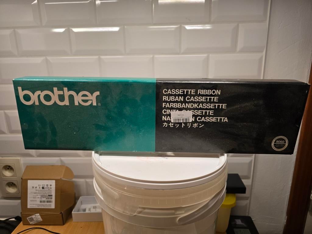 Nieuw en orgineel: Brother Cassette Ribbon, Informatique & Logiciels, Fournitures d'imprimante, Enlèvement ou Envoi