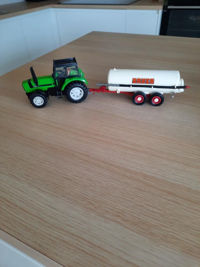 Britains tractor met tankwagwn 1985., Kinderen en Baby's, Ophalen