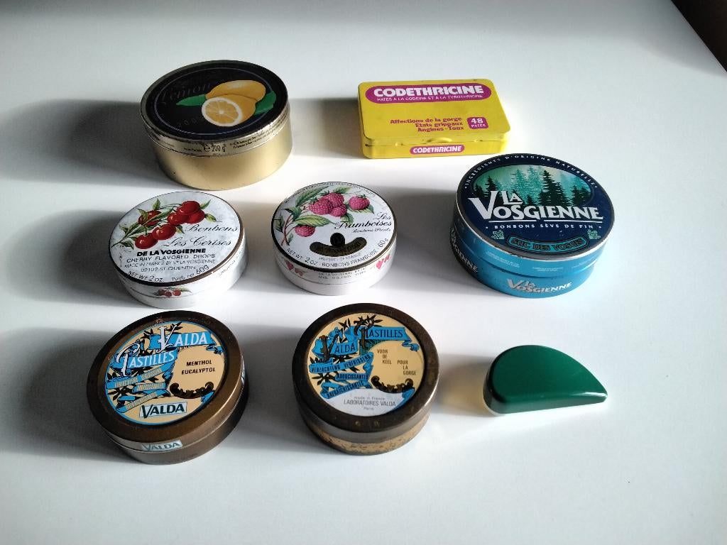 Lot de 8 Anciennes boîtes en métal bonbons & pastilles, Collections, Boîte en métal, Enlèvement ou Envoi, Utilisé, Autre