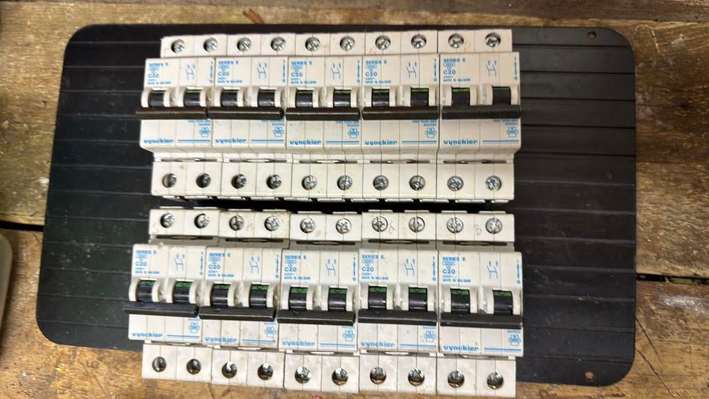 Disjoncteurs et divers matériaux, Bricolage & Construction, Électricité & Câbles, Utilisé, Enlèvement