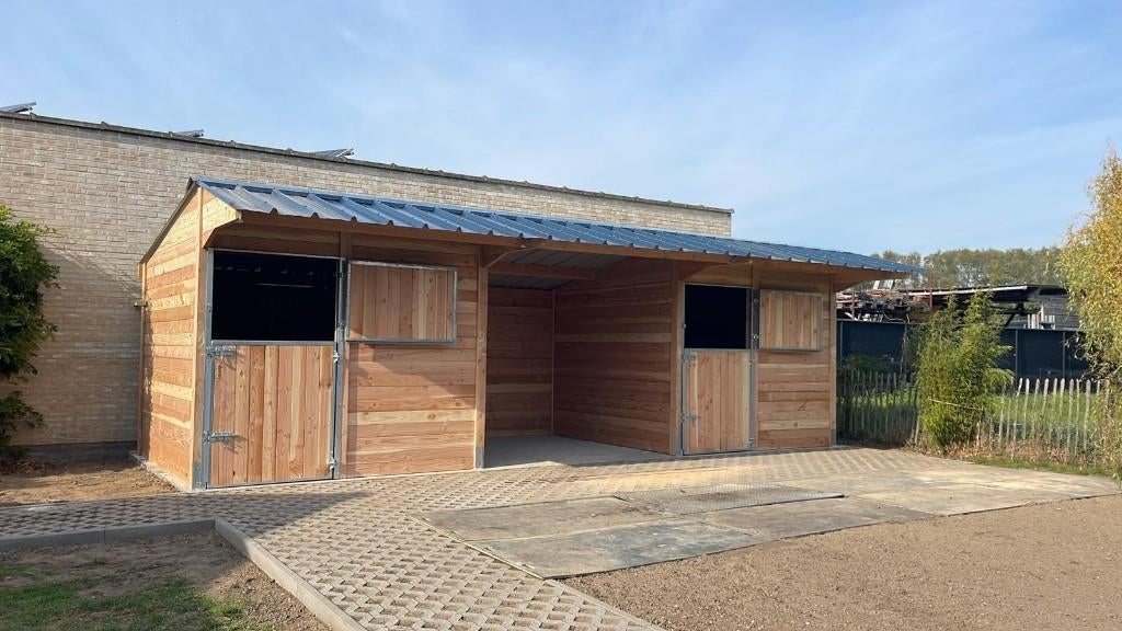 Écurie/abri/écurie pour chevaux Douglas (3x3) 3, Animaux & Accessoires, Box & Pâturages, Pâturage, 2 ou 3 chevaux ou poneys