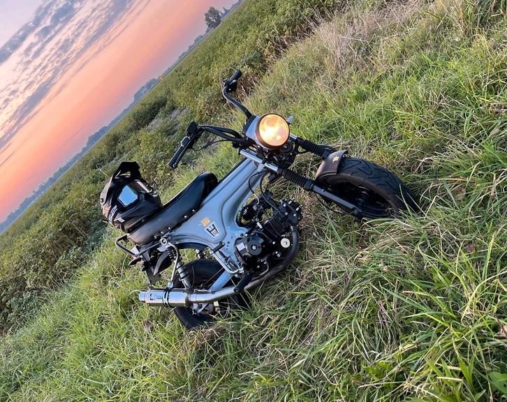 Bluroc Skyteam Dax - A klasse - 50cc - Semi automaat - info!, Fietsen en Brommers, Brommers | Overige merken, Zo goed als nieuw