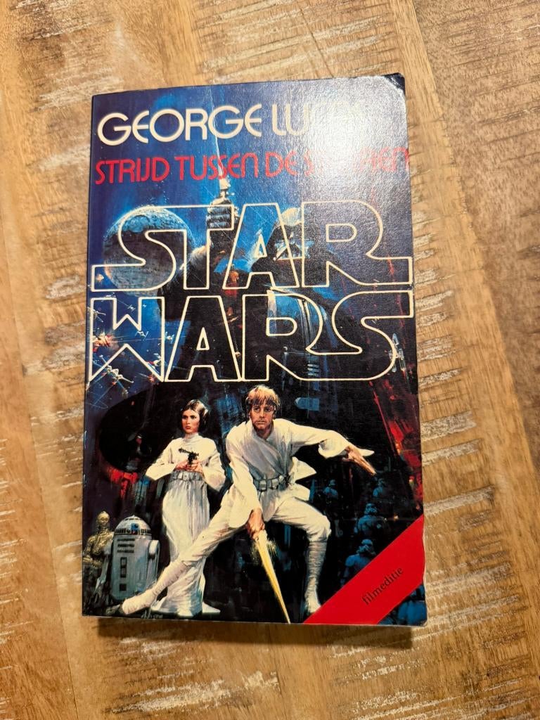 Strijd tussen de sterren - George Lucas, Ophalen of Verzenden, Gelezen, George Lucas