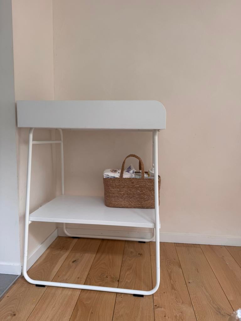 Verzorgingstafel japandi stijl met verzorgingskussen en mand, Enlèvement, Comme neuf