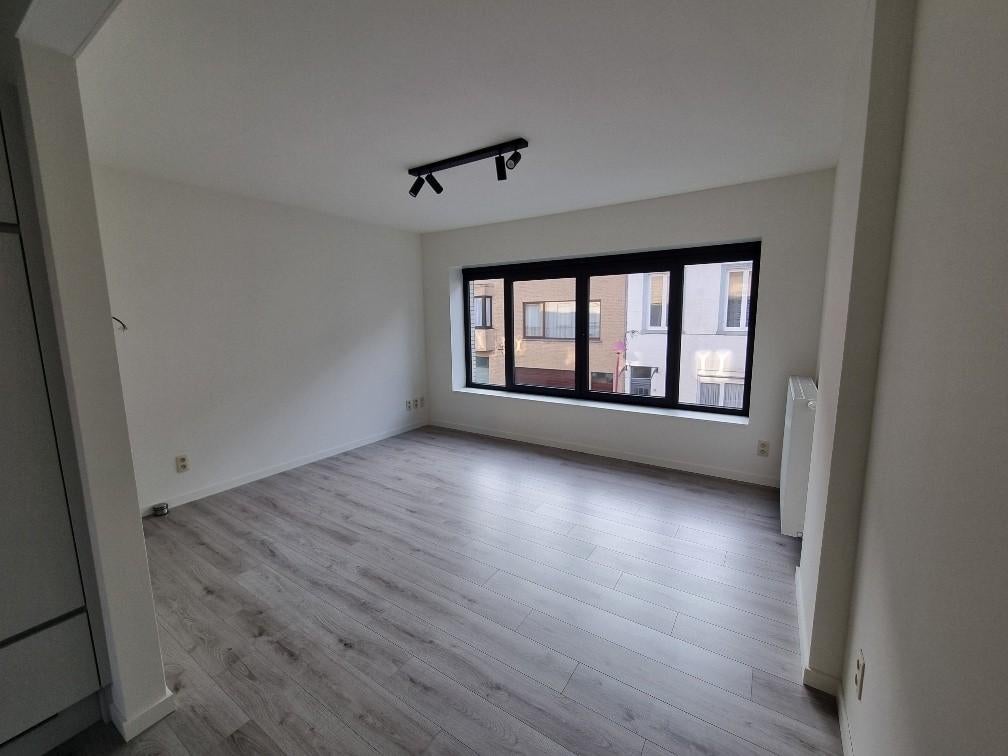 Centraal gelegen 2-slaapkamer duplex app. met zonnig terras, 50 m² of meer, Provincie West-Vlaanderen