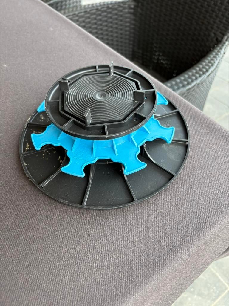 Regelbare voeten voor terras tegels, Ophalen, Zo goed als nieuw