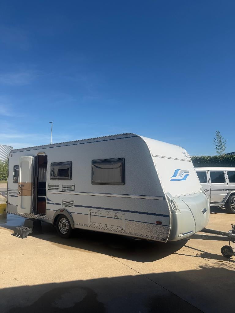 verzorgde caravan met aparte beddden, Caravanes & Camping, Entreprise, 5 à 6 mètres, Banquette en rond, 1000 - 1250 kg