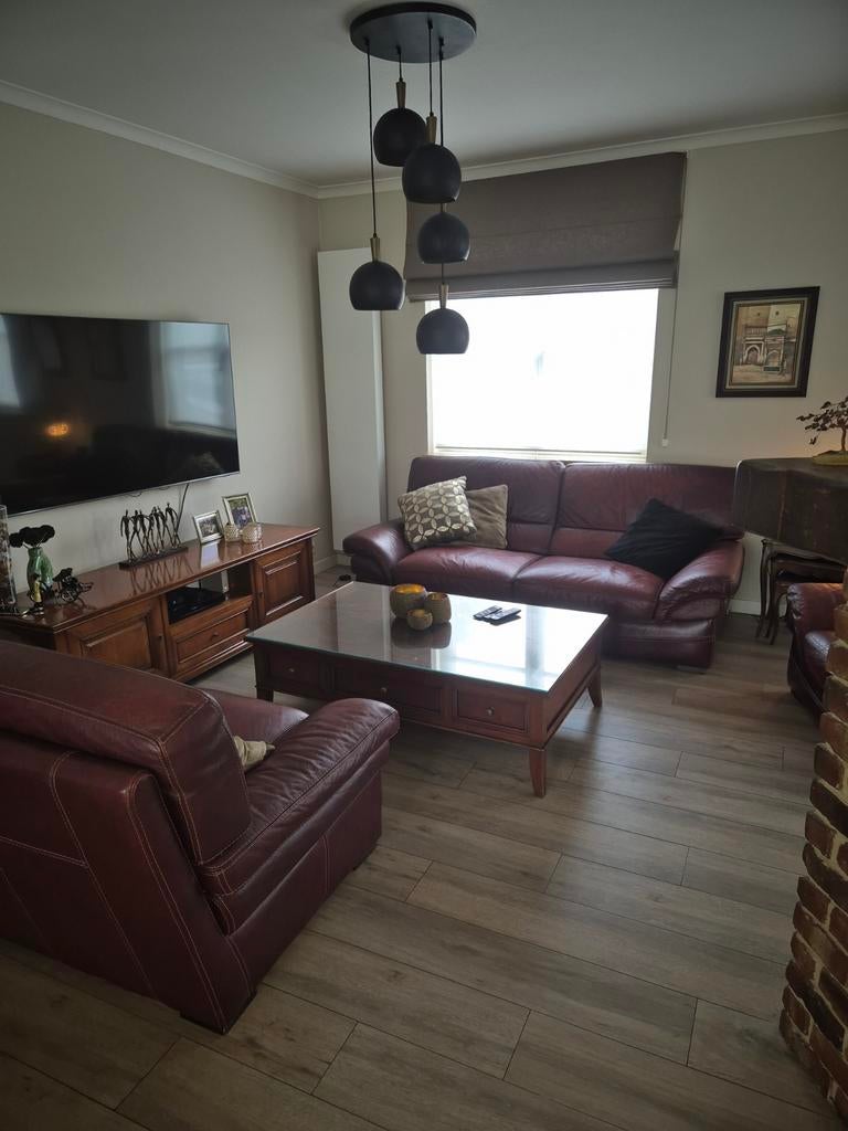 Salon en cuir de buffle. Trois, deux et un s'assoient., Enlèvement