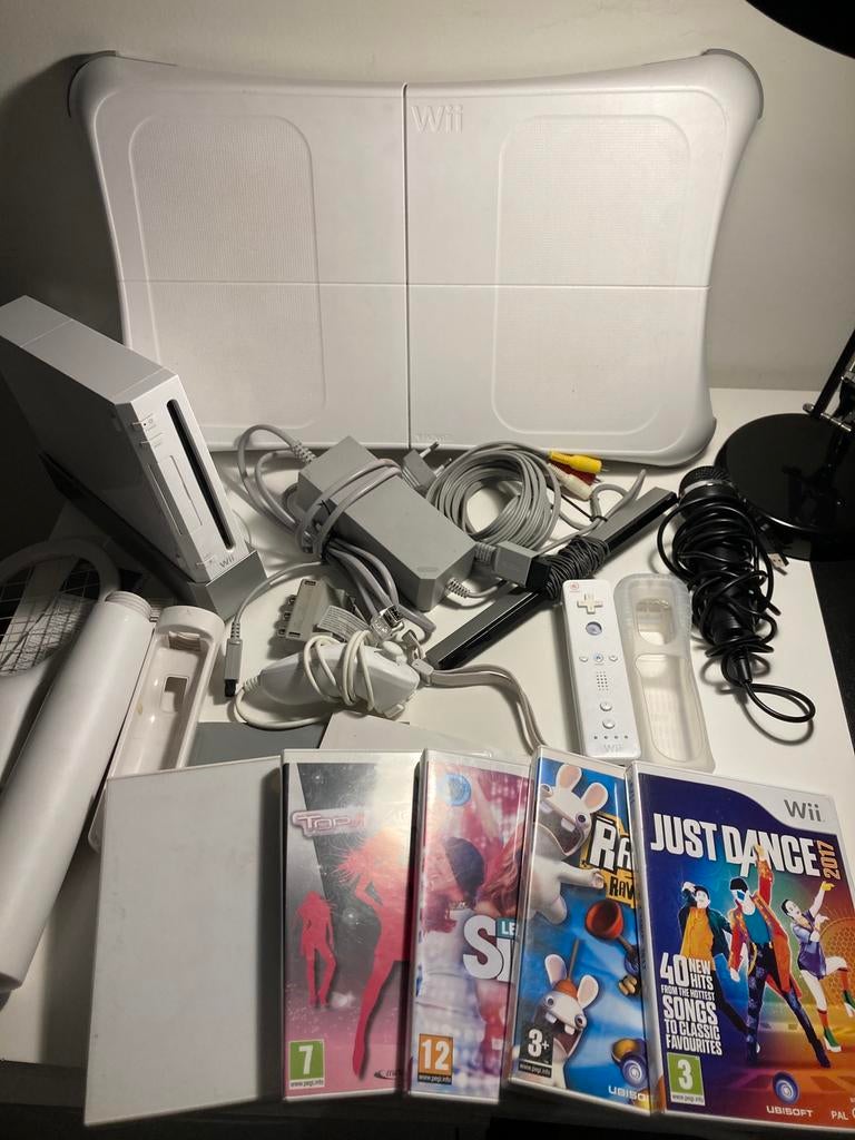 Wii console RVL-001 met controller, nunchuck en games, Ophalen of Verzenden, Zo goed als nieuw, Met 1 controller, Met games