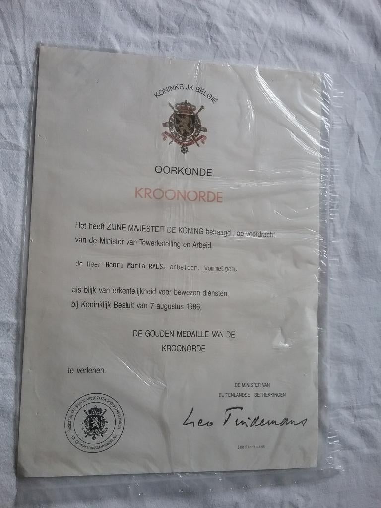 Oorkonde gouden medaille van de Kroonorde 1986, Verzamelen, Militaria | Algemeen, Ophalen of Verzenden, Landmacht, Lintje, Medaille of Wings