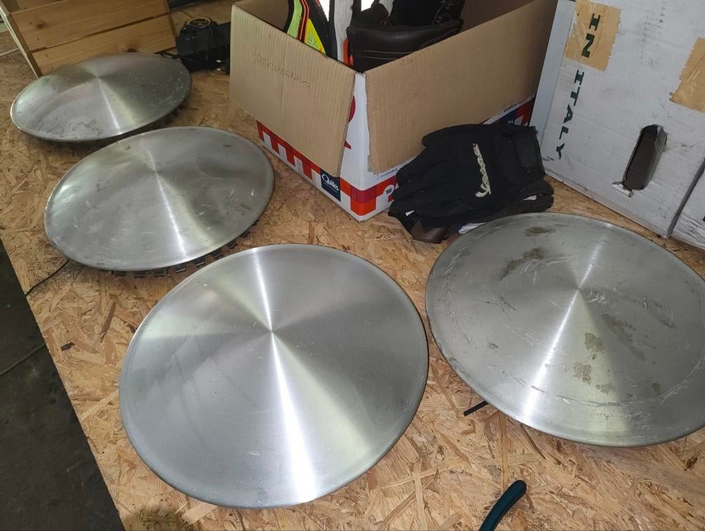 Moon wieldeksels 13 inch, Enlèvement