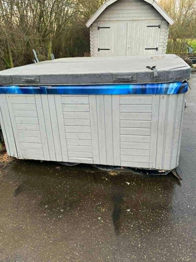 Jaccuzi (amerikaans model)-183 x 183 x 85, Jardin & Terrasse, Bains à remous et Spas, Enlèvement, Utilisé, Couverture, Fixé