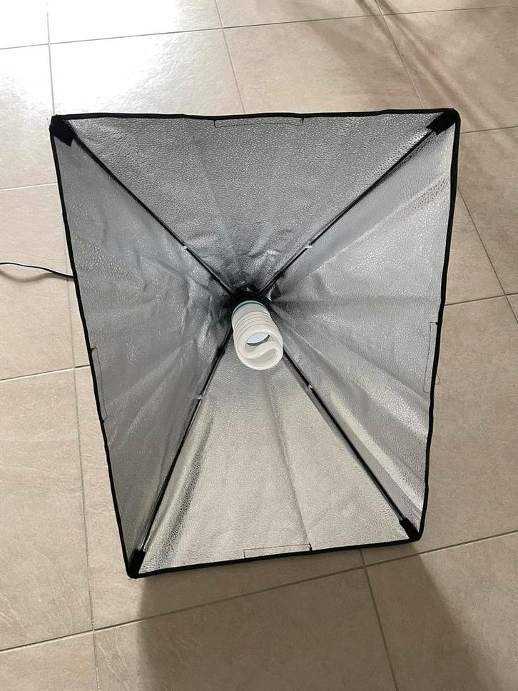 Softbox avec éclairage continu, TV, Hi-fi & Vidéo, Photo | Studio photo & Accessoires, Comme neuf, Enlèvement ou Envoi