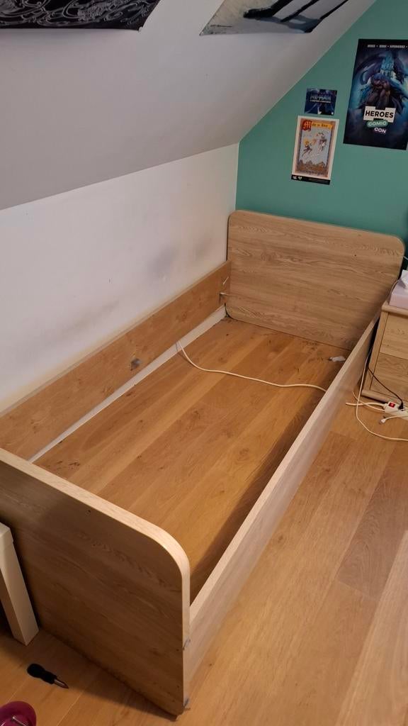 Bed met toebehoren, Ophalen
