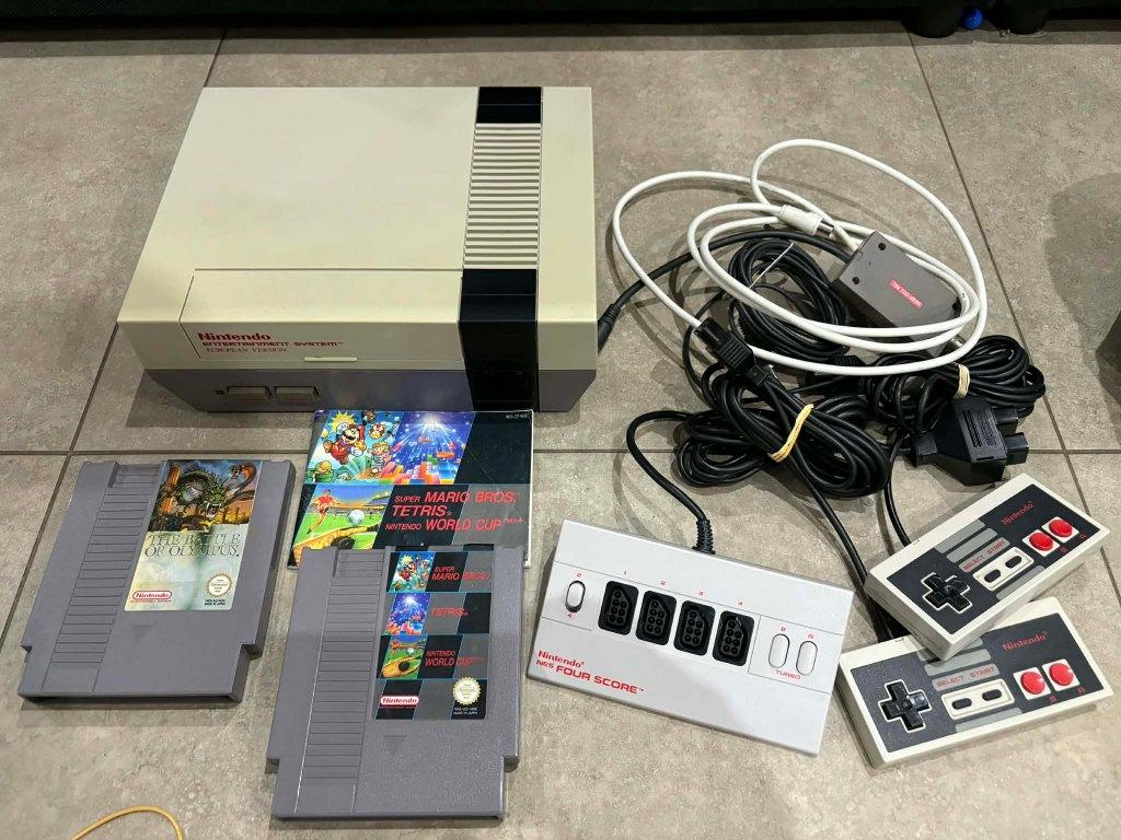 Nintendo nes 4 jeux, Games en Spelcomputers, Spelcomputers | Nintendo NES, Ophalen of Verzenden, Zo goed als nieuw, Met 2 controllers