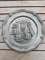 tinnen wandbord met nostalgische interieurscène – Gecazo 92%, Antiek en Kunst, Antiek | Tin, Verzenden