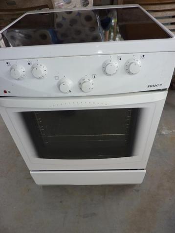 Elektrisch fornuis Friac ,keramische plaat + hete lucht oven beschikbaar voor biedingen