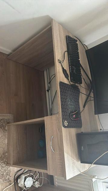 Bureau + wandplank beschikbaar voor biedingen