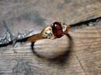 Fijne vergulde ring met strass en granaat, Nieuw, Met strass, Goud, Overige materialen
