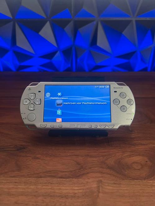 Psp 2004 zilver, Games en Spelcomputers, Spelcomputers | Sony PSP, Zo goed als nieuw, PSP, Ophalen