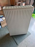 Radiator met thermostaatkraan en bevestigingsbeugels, Doe-het-zelf en Bouw, Verwarming en Radiatoren, Ophalen of Verzenden, Zo goed als nieuw