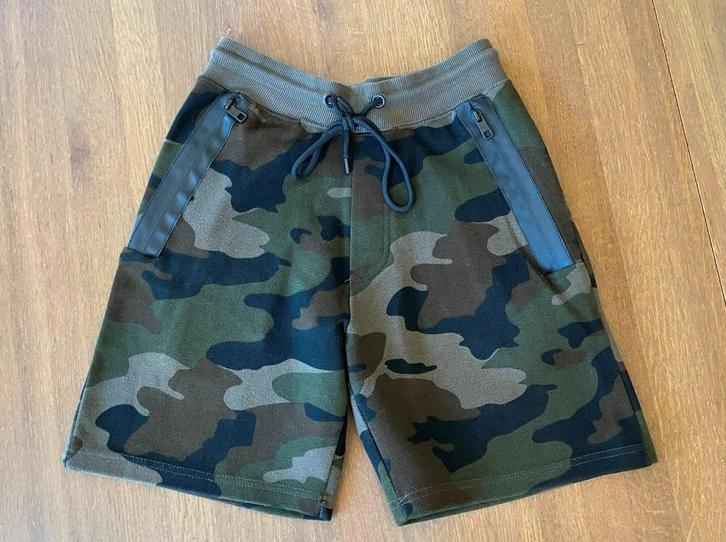 Short Bershka (als nieuw) camouflage-look, Enfants & Bébés, Vêtements enfant | Taille 164, Comme neuf, Garçon, Autres types, Enlèvement ou Envoi