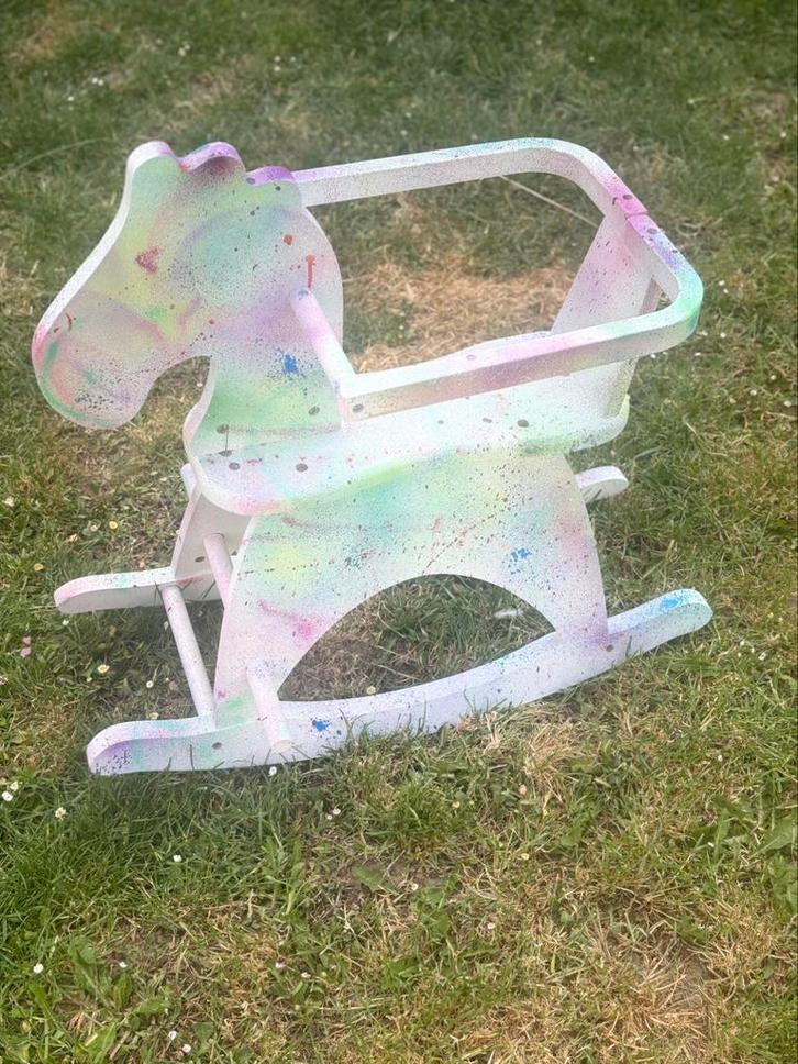 Uniek geschilderd schommelpaard – handgemaakt & kleurrijk, Kinderen en Baby's, Speelgoed | Babyspeelgoed, Ophalen