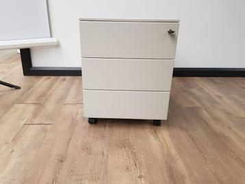 Metalen ladeblok (Licht grijs) beschikbaar voor biedingen