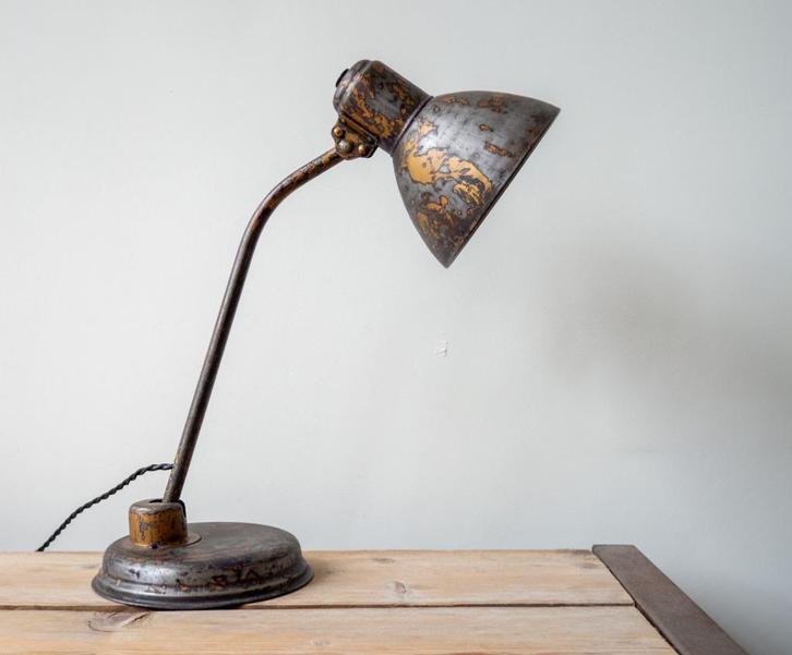 Unieke industriële Bauhaus bureaulamp met originele patina, Antiek en Kunst, Curiosa en Brocante, Ophalen of Verzenden