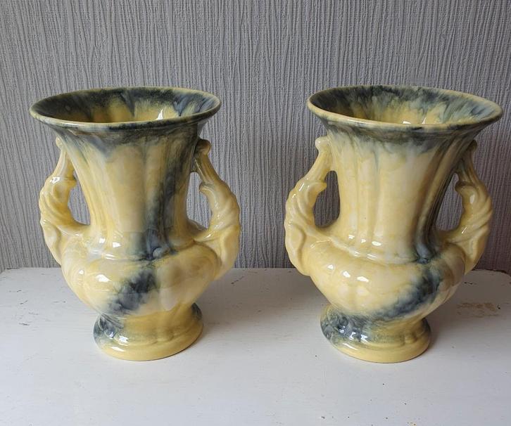 Twee vintage Art Deco vazen met opvallend 2-kleurig glazuur, Antiek en Kunst, Antiek | Vazen, Ophalen of Verzenden