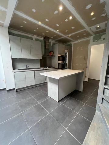 Betonlook keuken met kookeiland in goede staat beschikbaar voor biedingen