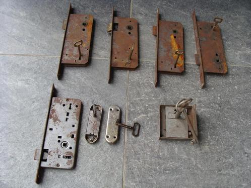 8 anciennes serrures de porte, avec clé de divers modèles, Doe-het-zelf en Bouw, IJzerwaren en Bevestigingsmiddelen, Gebruikt