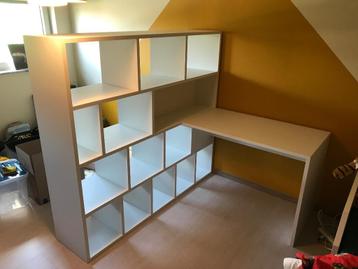 Kast met bureau beschikbaar voor biedingen