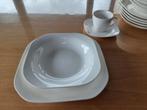 Servies Yong, Huis en Inrichting, Ophalen, Zo goed als nieuw, Effen, Compleet servies