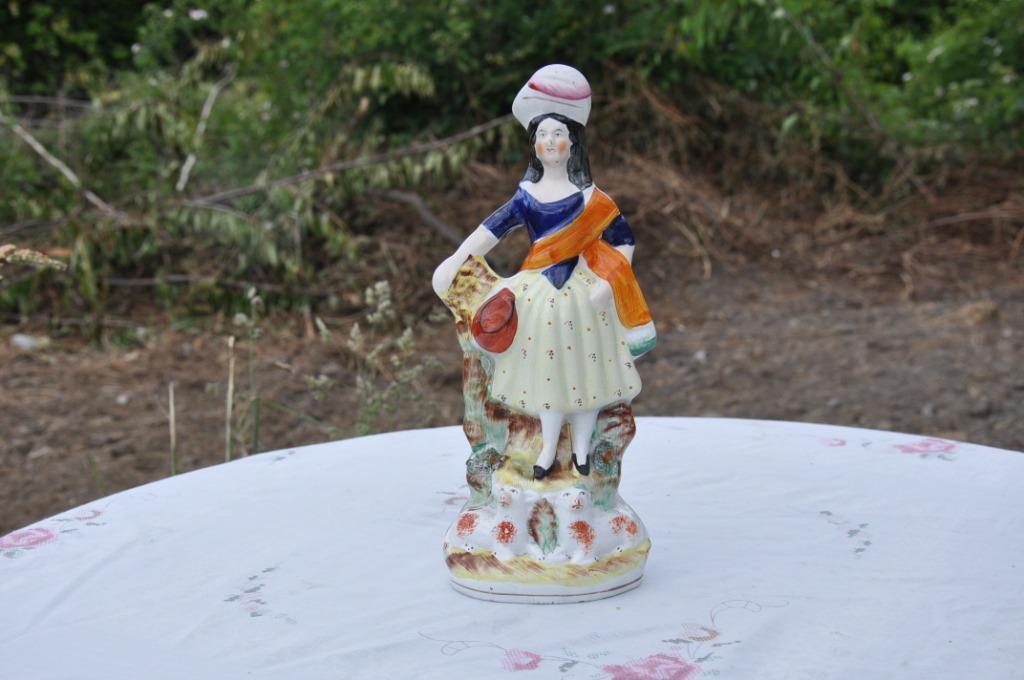 §  statue en faience en tenue folklorique, Ophalen of Verzenden