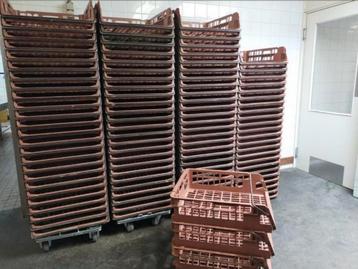 65 broodkratten, bakkers bakken, stapel kratten beschikbaar voor biedingen