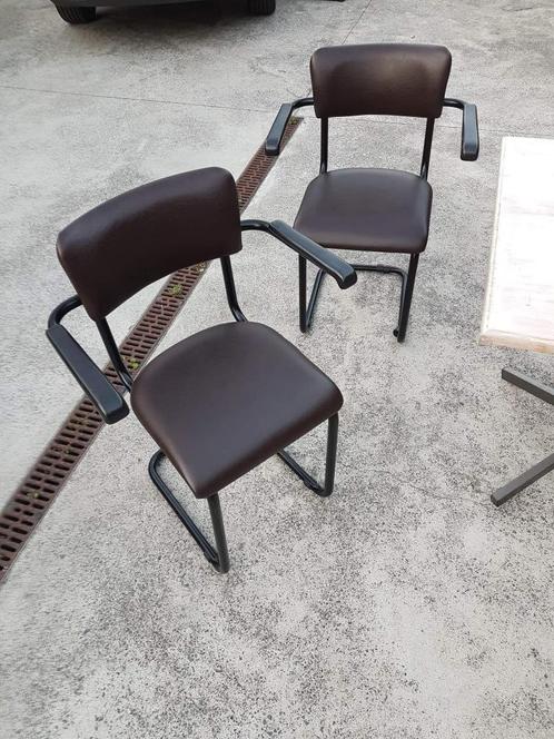 2x slede stoel, met armleuningen, en/of tafel vierkant, Huis en Inrichting, Stoelen, Zo goed als nieuw, Twee, Bruin, Ophalen