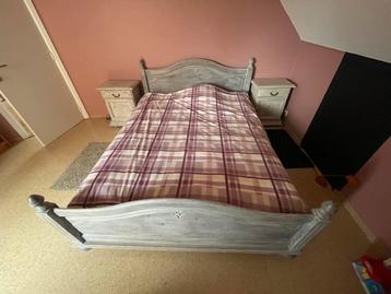 Massief eiken bed met nachtkastjes en lattenbodems beschikbaar voor biedingen