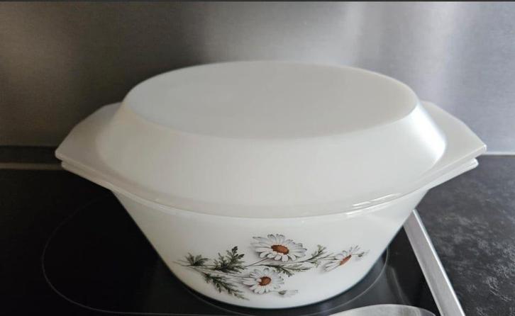 Plat ARCOPAL marguerites avec couvercle Neuf, Maison & Meubles, Cuisine | Vaisselle, Neuf, Récipient(s), Enlèvement ou Envoi