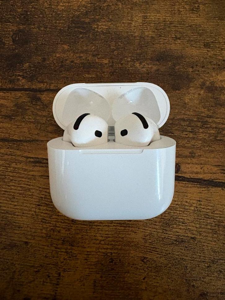 Airpods 4éme génération, Télécoms, Téléphonie mobile | Écouteurs, Utilisé, Enlèvement