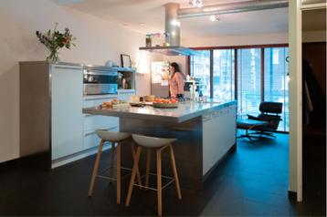 LICHT IJSBLAUWE KEUKEN MET EILAND  beschikbaar voor biedingen