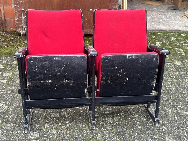 Retro cinemastoelen in rood fluweel, Antiek en Kunst, Antiek | Meubels | Stoelen en Sofa's, Ophalen of Verzenden