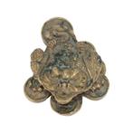 Bronze ancien crapaud assis sur des pièces chinoises
