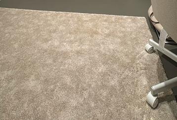 beige hoogpolig tapijt (133x195 cm) beschikbaar voor biedingen