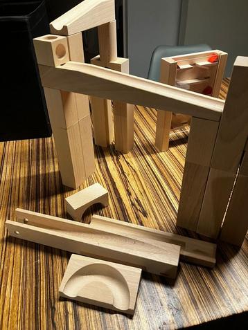 Houten knikkerbaan beschikbaar voor biedingen