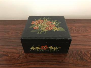Zwart hoiten doosje beschilderd met bloemen beschikbaar voor biedingen